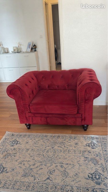Titre de l'annonce : Magnifique fauteuil Chesterfield rouge en velours Description : Je vends ce superbe fauteuil de style Chesterfield en velours rouge, élégant et très confortable. Caractéristiques (image 1)