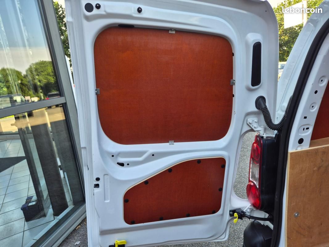 Peugeot Partner FOURGON STANDARD 1.6 BLUEHDI 100 S&S BVM5 PREMIUM (image 29)