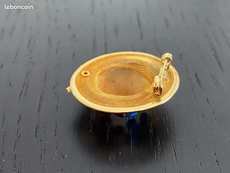 Broche Rétro Couleur Or Finement Gravée En Relief - Modèle Rare Et Décoratif - Très Bon état
