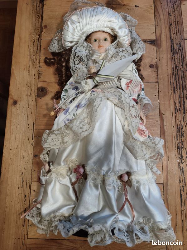 ② Vieille poupée habillée fille large robe chapeau romantique - Poupées