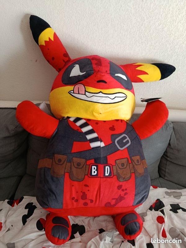 Peluche Pikachu Deadpool (image 1)