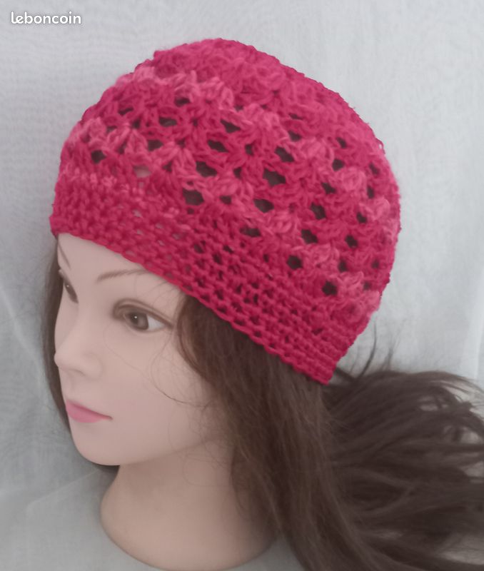 Bonnet femme rose fuchsia avec paillettes fait main au crochet (image 2)