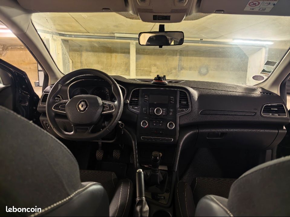À vendre Renault Mégane IV Estate essence, boîte manuelle, mise en circulation en octobre 2019, environ 83 000 km, véhicule confortable, spacieux et bien entretenu, idéal pour une famille (image 2)
