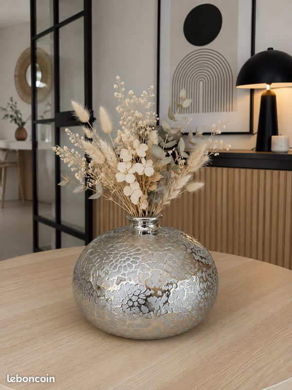 Vase boule décoratif argenté à motifs floraux – Design moderne (image 1)
