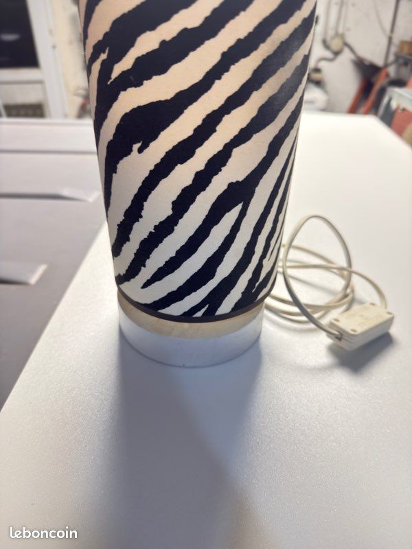 Lampe à poser cylindrique – abat-jour imprimé zèbre noir et blanc, intérieur jaune (image 1)