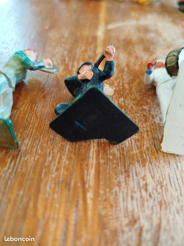 Un lot de 18 figurines de marins français Starlux partiellement peints