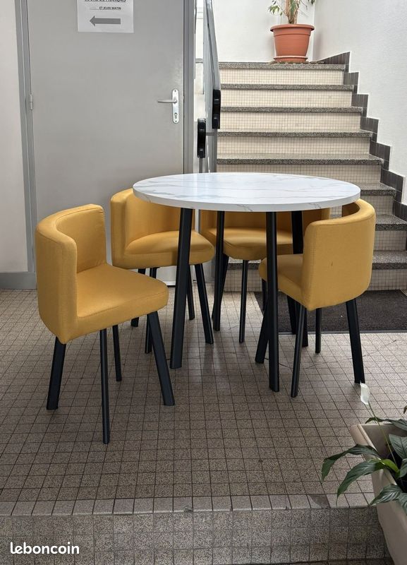 Ensemble table ronde + 4 chaises – Jamais utilisé (image 1)