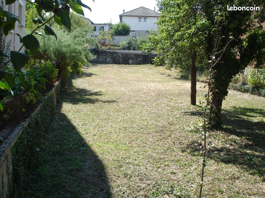 Terrain constructible 552 m2 proche centre · à Souillac · 22 000 €