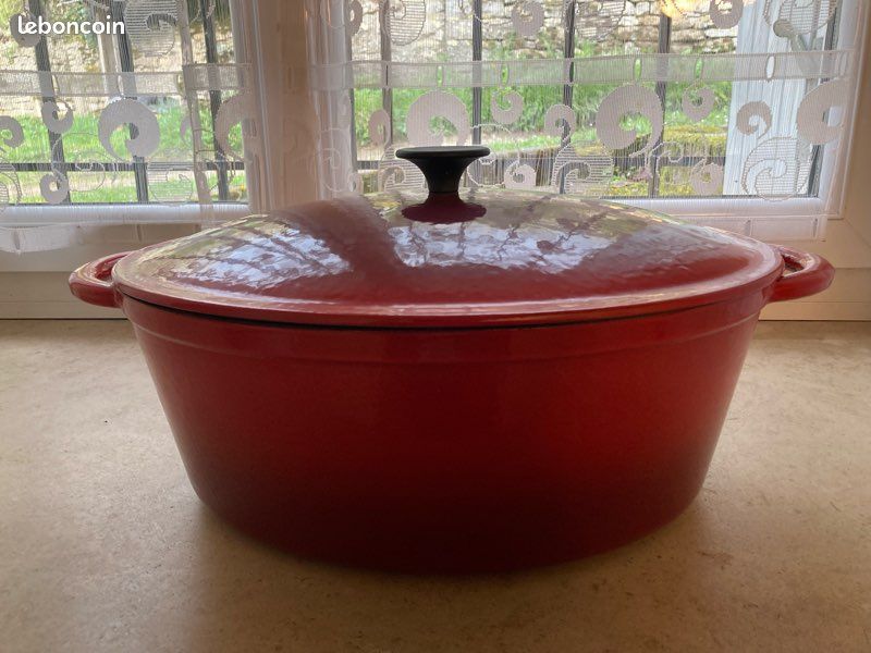 Cuisinox Volcan - Cocotte Ovale 35cm fonte de fer émaillée rouge avec couvercle