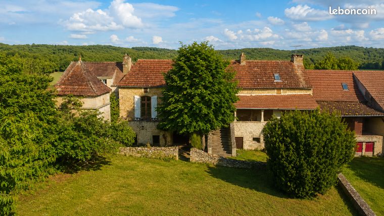 Belle demeure en pierre avec jardin et terrasse au cœur du village de Marminiac entre Lot et Périgord Noir