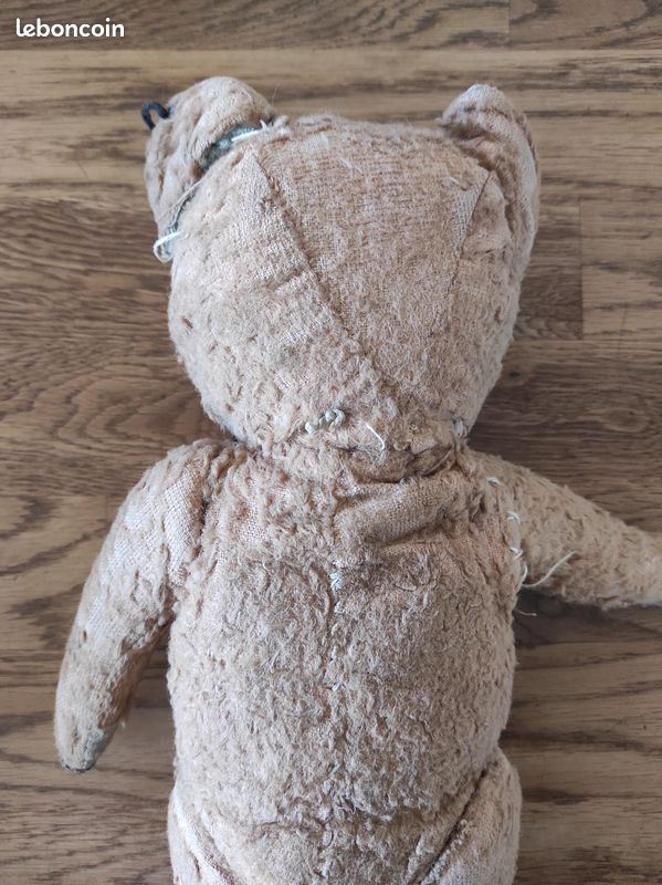 Ours en peluche ancien rustique doré sur fond gris Photo Stock - Alamy