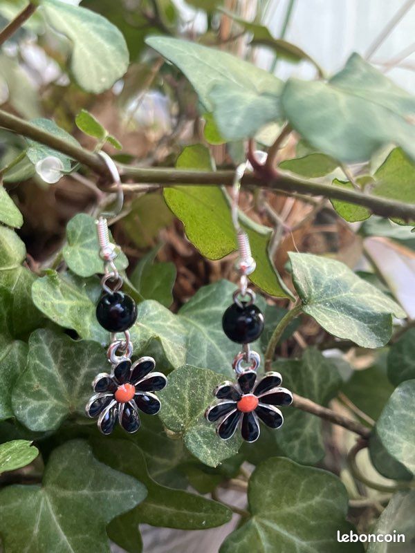 Boucles d’oreilles argentées fleur noire & perle en verre 🖤🌼 (image 1)