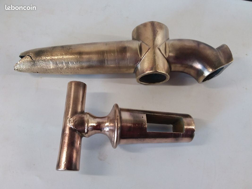 Ancien robinet en laiton vieilli ou bronze qui provient d'un fût , d'une barrique ou d'un tonneau en bois (image 5)