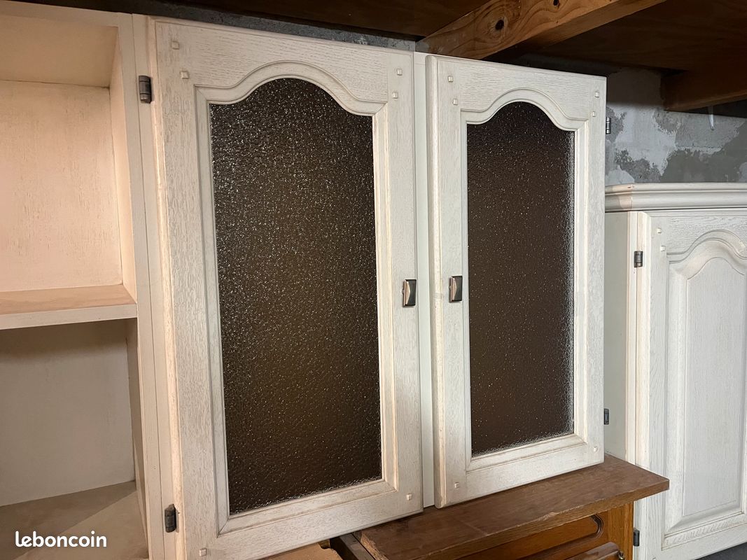 Armoires avec vitres (image 1)