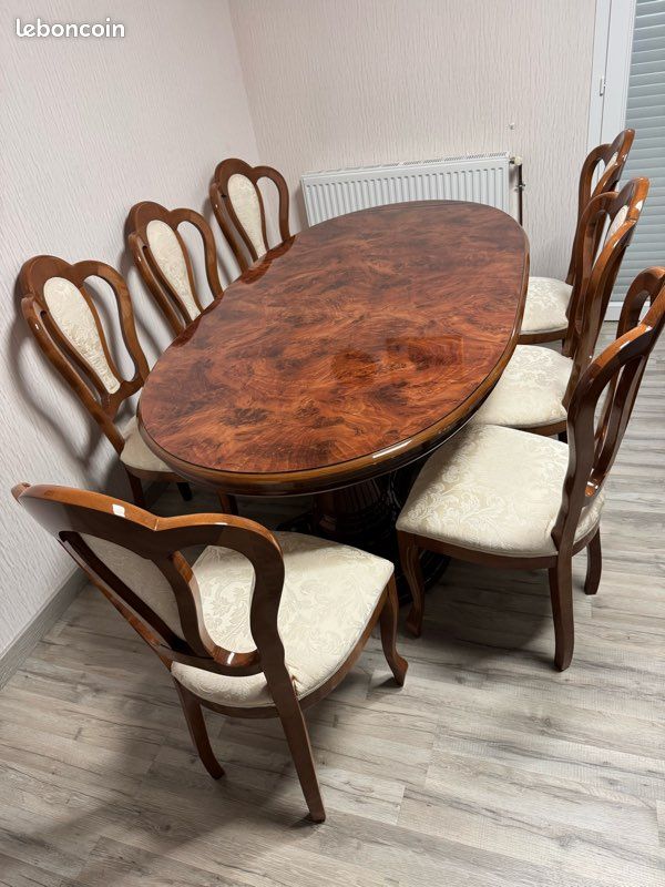Table en bois verni avec 6 chaises assorties – très bon état (image 2)