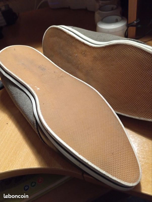Chaussures kaki pointure 40 très bon état petit défaut voir photos (image 3)