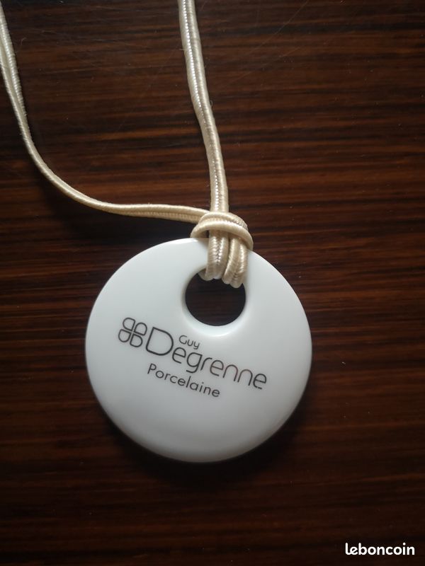 Pendentif Guy Degrenne En Porcelaine Sur Cordon Noir - Occasion