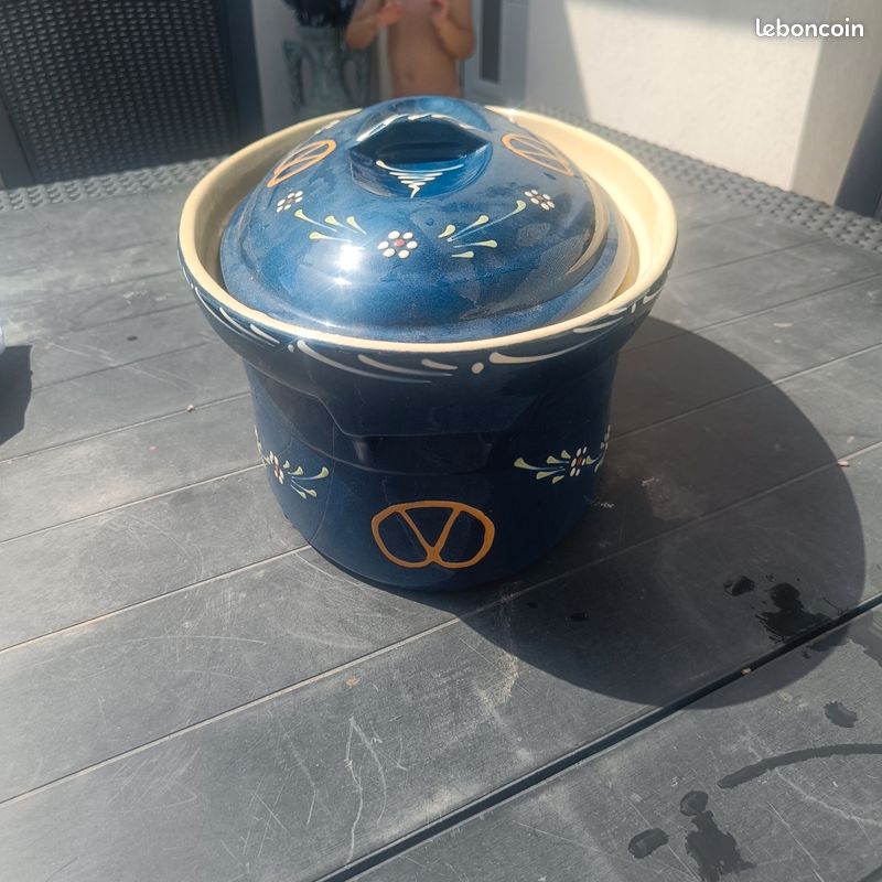 Cocotte Baeckeoffe alsacienne
- Type de produit : Cocotte de
fabrication Artisanale. Peinture à main levée.
- Matière : Terre de Grès cuite
- Couleur : Bleu avec décoration Alsacienne (image 4)