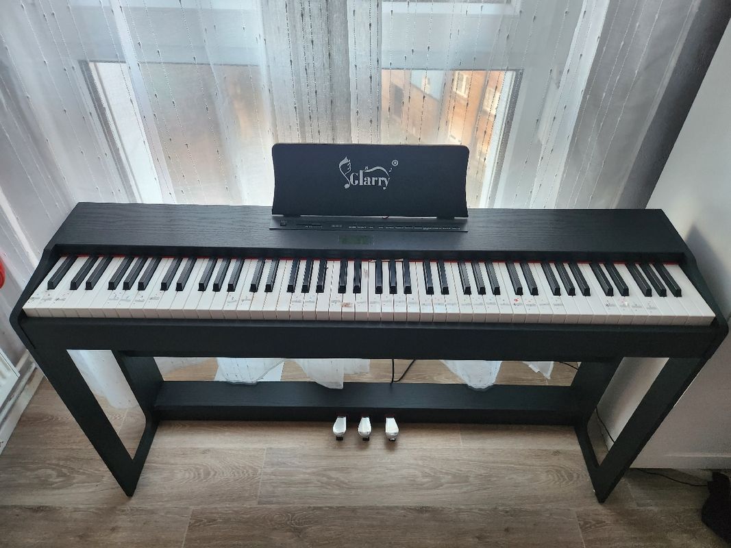 RockJam Ensemble de de piano 61 touches avec banc de piano numérique,  support de piano électrique, écouteurs, autocollants pour notes de piano et  leçons Simply Piano : : Instruments de musique