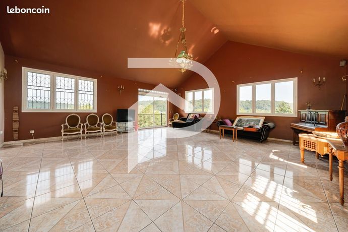 Maison 10 pièces 240 m²
