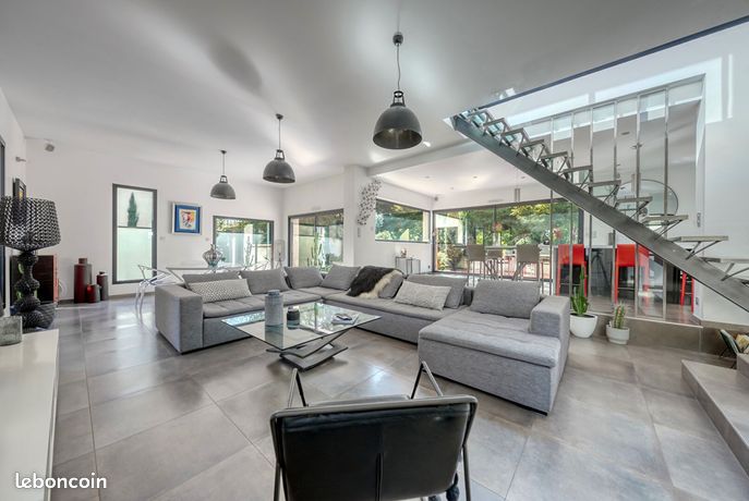 Villa 7 pièces 230 m² — 3