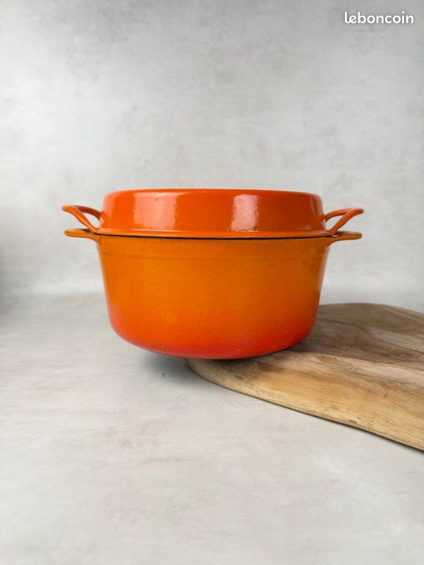 Cocotte en Fonte Ronde 24 cm Garnet Bouton Doré Le Creuset Signature