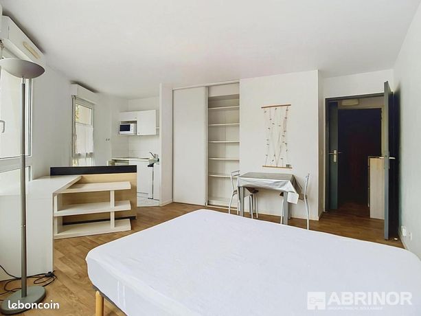 Studio 1 pièce 28 m² — 2