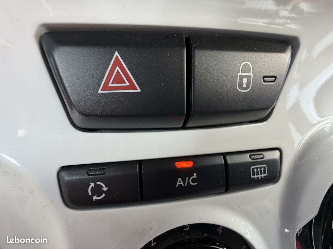 Peugeot 208 1.2 PURETECH 68CH LIKE 5P (image 27)