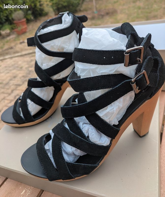Chaussures à brides noires, marque renommée (image 4)