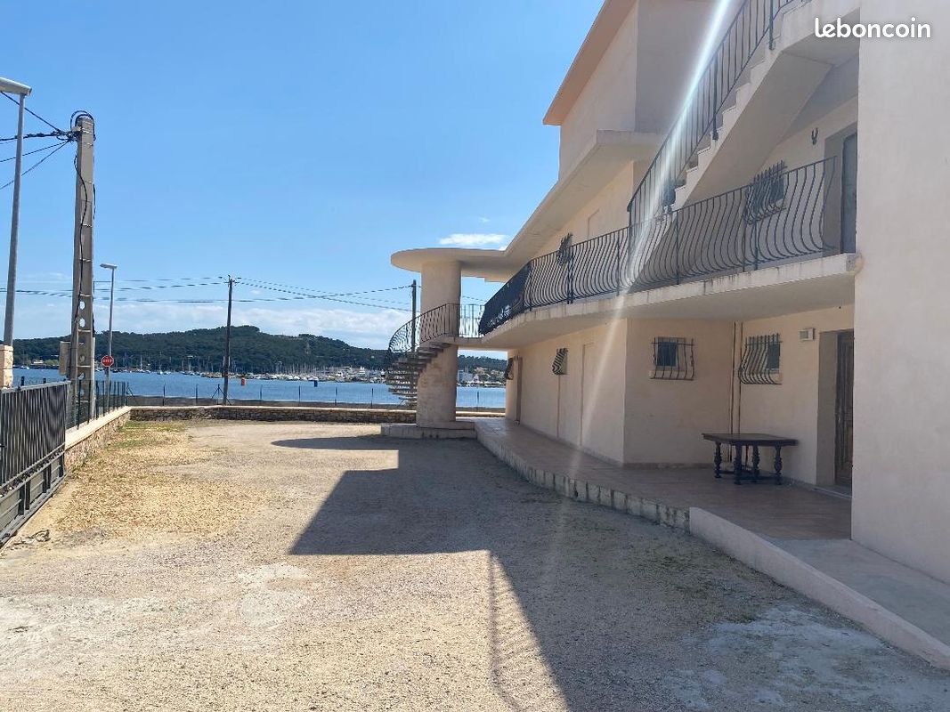 Terrain de 1100 m2 a batir avec un immeuble a demolir · à La Seyne-sur-Mer · 1 999 999 €
