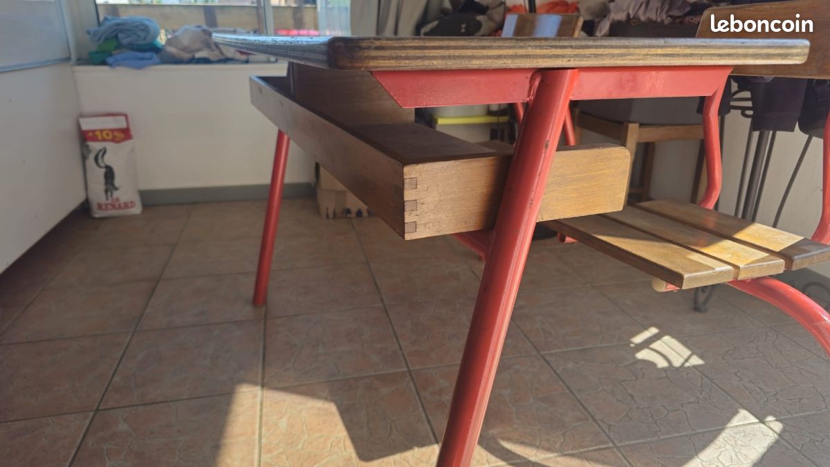 Bureau vintage bois et métal rouge avec 2 sièges intégrés (image 2)