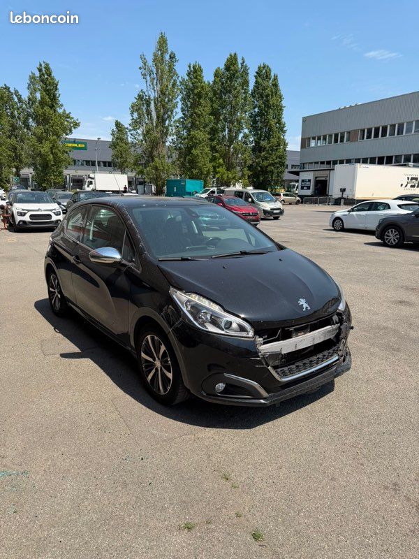 Peugeot 208 allure endommagé CARTE GRISE OK ✅ (image 1)