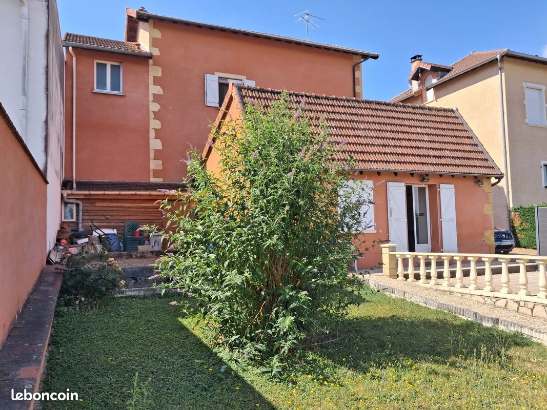 Maison 4 pièces 176 m² · à Saint-Denis-de-Cabanne · 176 m² · 186 000 €