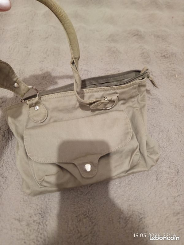 Un sac vert avec une grande poche une petite devant et une petite à l'intérieur en très bon état on peut mettre pas mal de choses à l'intérieur, un prix agréable (image 2)