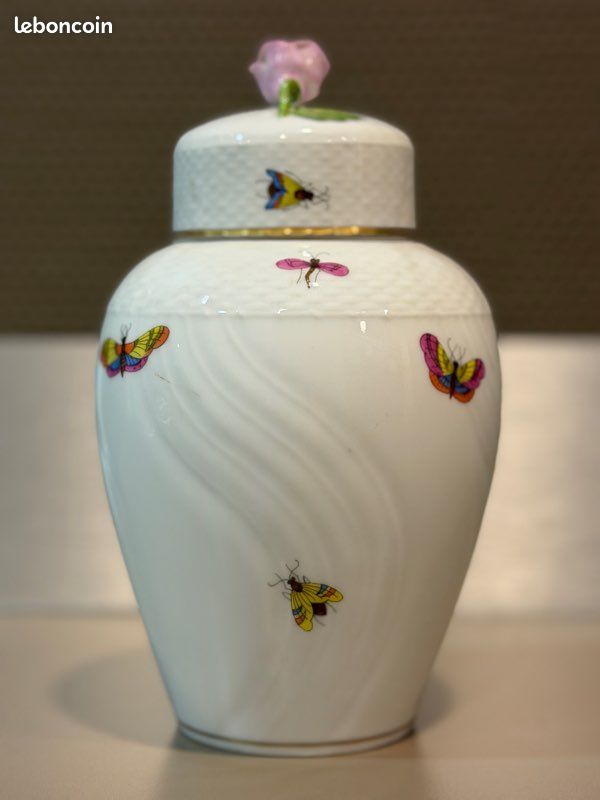 Boîte Herend Hongrie Porcelaine Peinte à La Main – Décor Papillons Et Fleurs – 14 Cm
