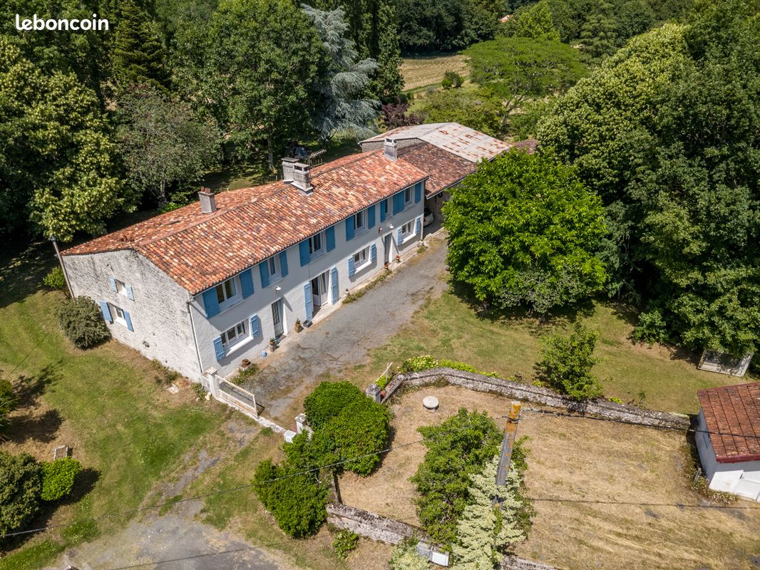 Maison 8 pièces 245 m² · à Nieul-lès-Saintes · 245 m² · 357 000 €