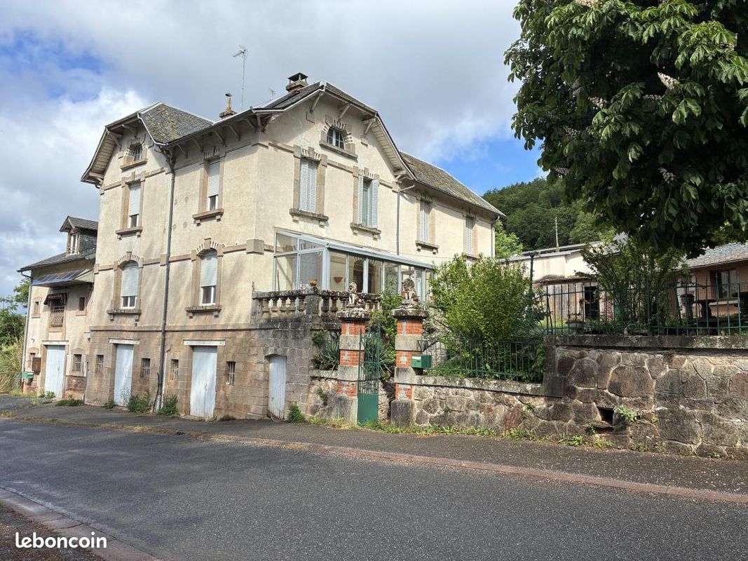 Maison 10 pièces 361 m² · à Saint-Victor-Et-Melvieu · 361 m² · 120 000 €