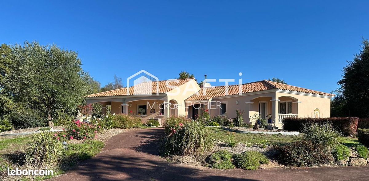 Maison 8 pièces 229 m² · à Saint-Avaugourd-des-Landes · 229 m² · 538 000 €