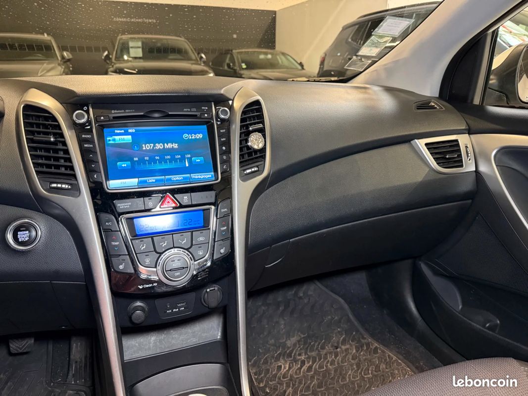 HYUNDAI i30 1.6 CRDi 128 Pack Premium TOIT OUVRANT / SIEGES CHAUFFANTS (image 22)