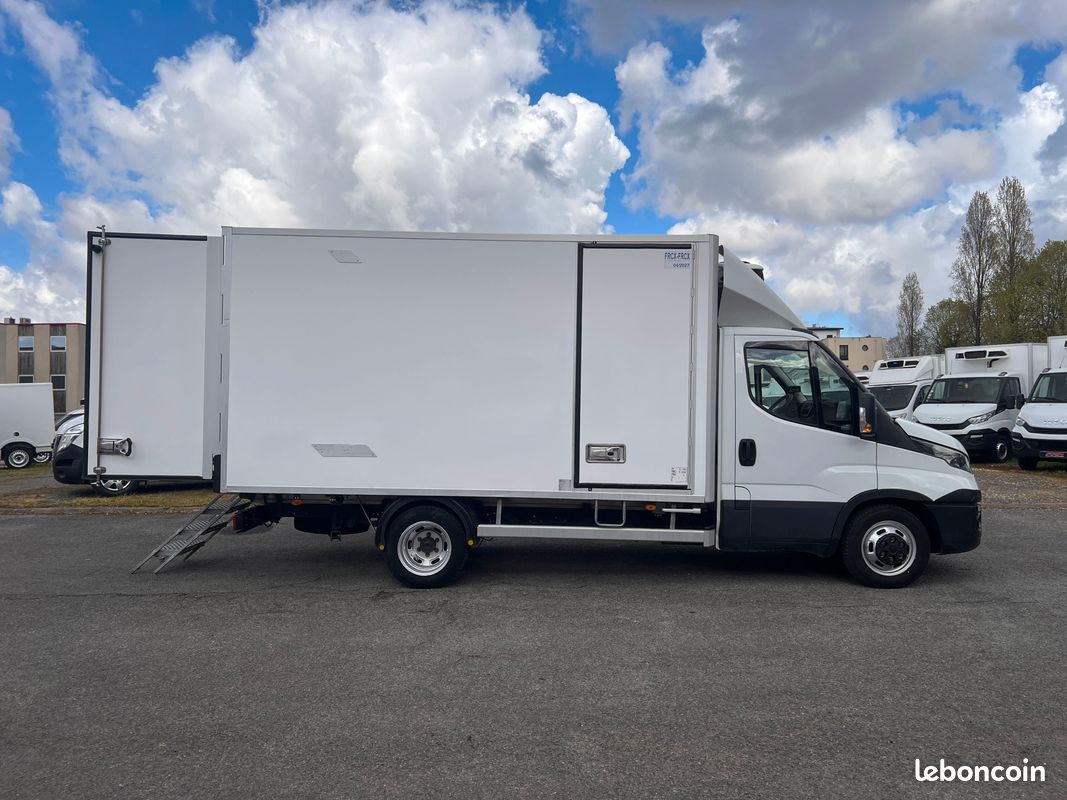 IVECO DAILY 35C14 Châssis Cabine Roues Jumelées 2.3 L 140 Ch EURO 6 BVM6 Frigorifique Bi-Température avec Porte latérale, Clim, Coupe vent et Cloison amovible - / Frigo Route et Secteur 380 Volts (image 6)