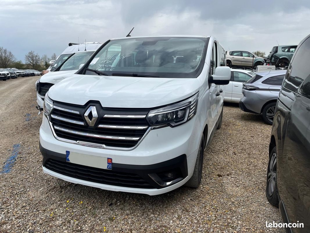 "Accidenté" Renault Trafic III 2.0 DCi 150 Intens 9 Places / GA794 (image 2)