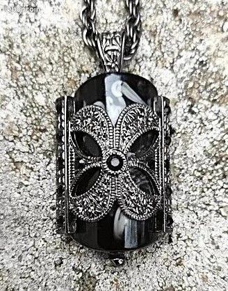 pendentif vintage métal avec belle pierre à identifier, chaine maille forçat