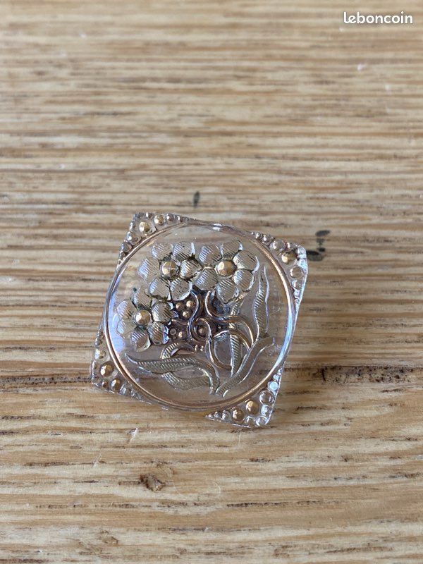 Bouton Bijou Vintage Argenté Avec Fleur En Relief Et Cristaux - Ancien, Style Fantaisie