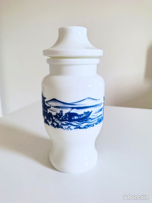 Pot vintage Ariel en verre opalin blanc décor bleu (image 3)