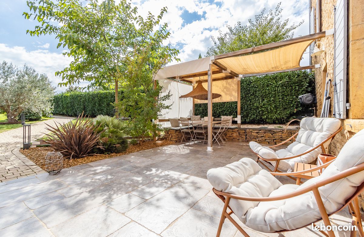 Maison 6 pièces 223 m² · à Porte des Pierres Dorées · 223 m² · 695 000 €