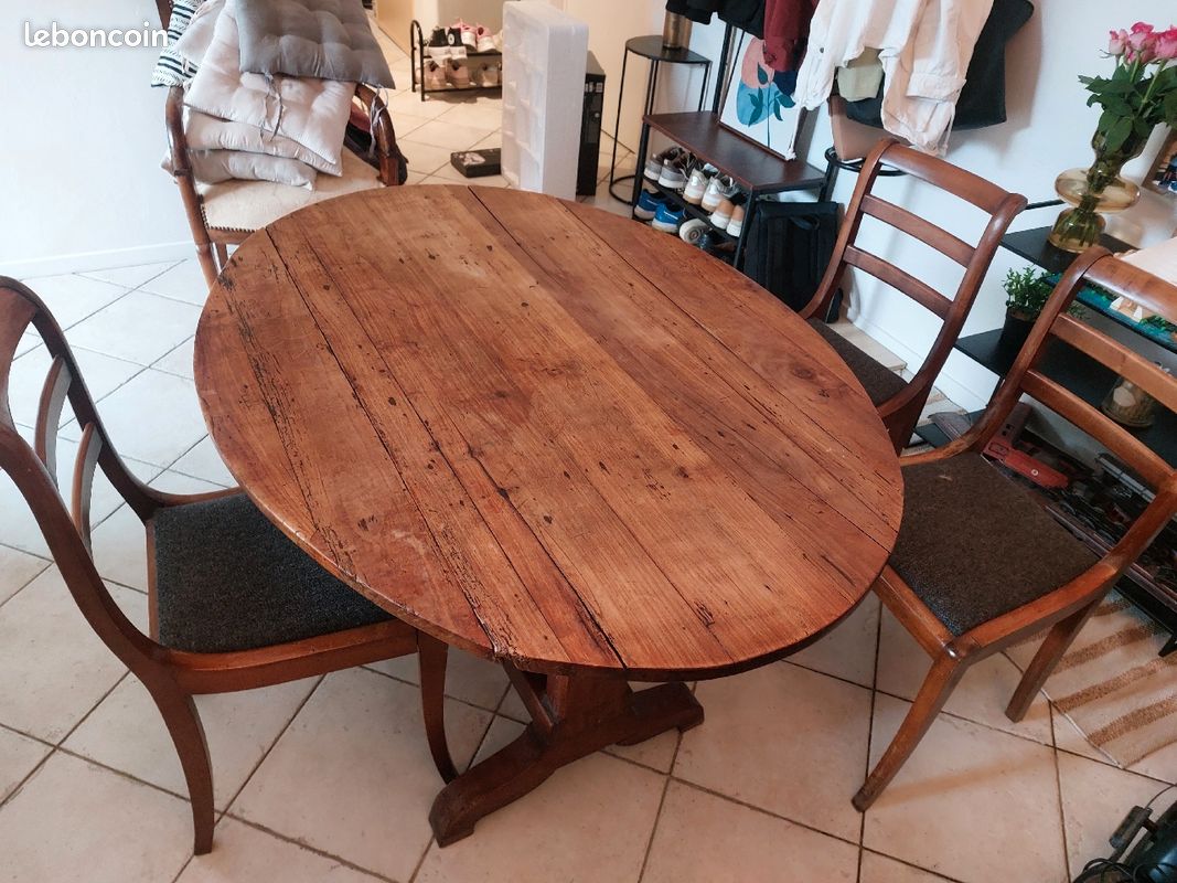 Table ancienne ovale en bois + 3 chaises en bois (image 2)