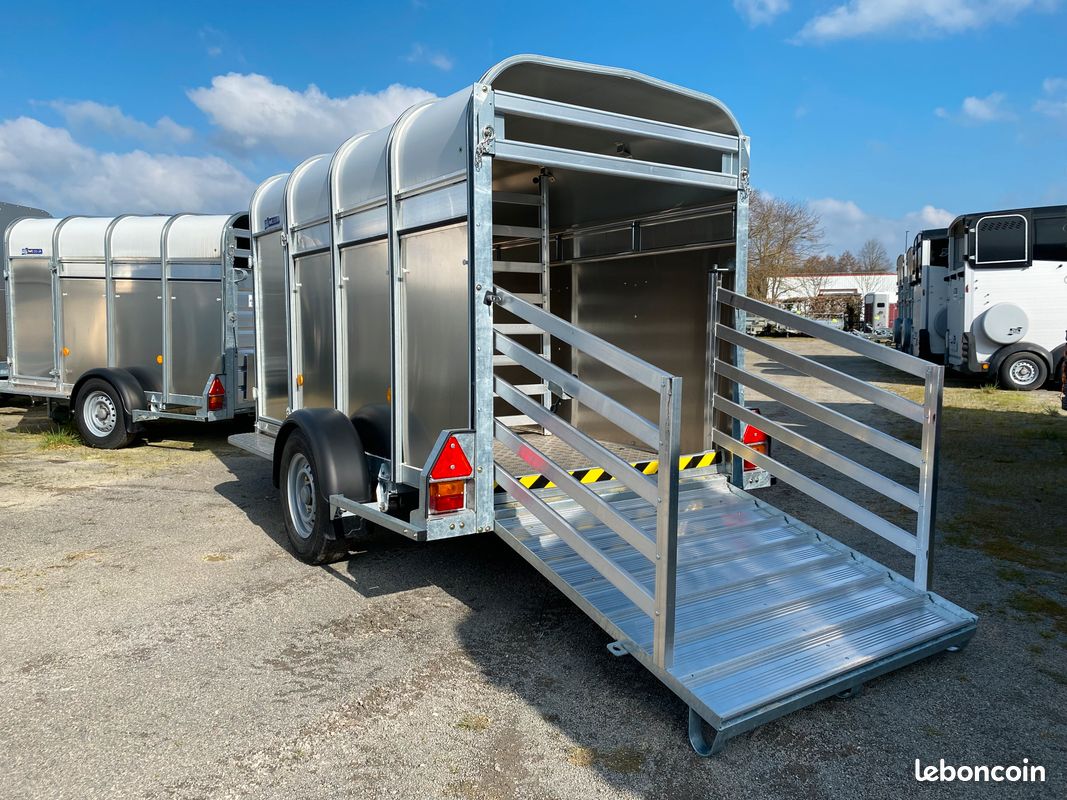 Remorque ifor williams P8 G bétaillère avec pont arriere et barrieres disponible en 1400 kg et porte avant (image 1)