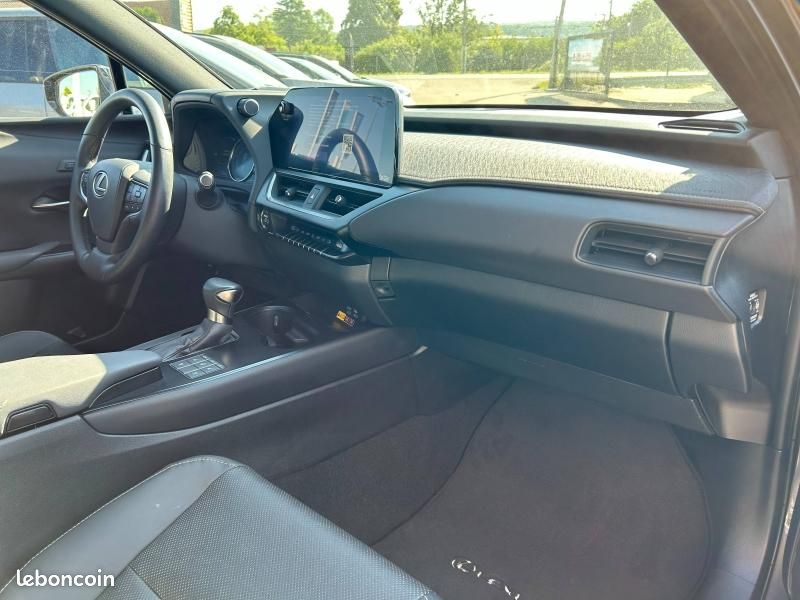Lexus UX 250h Executive 2WD (image 19)