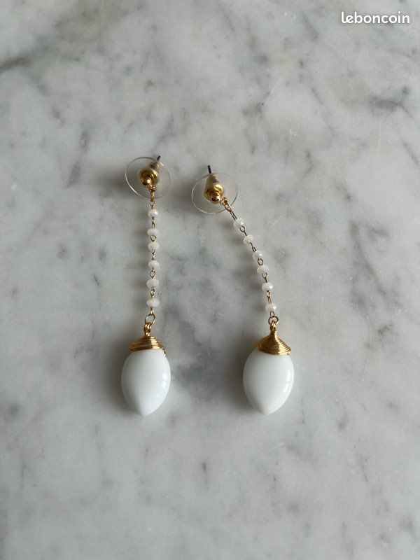 Boucles d’oreille pendantes blanches et dorées (image 1)