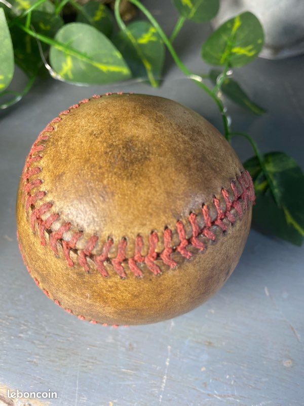 ALL SPORT VINTAGE - Petit Socle Green et Bois Massif perforé pour Balle de Baseball- Le Cadet - Marque Française